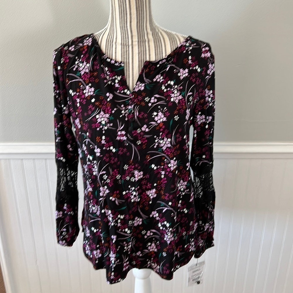 NWT Liz Claiborne Black Floral Top Size Small